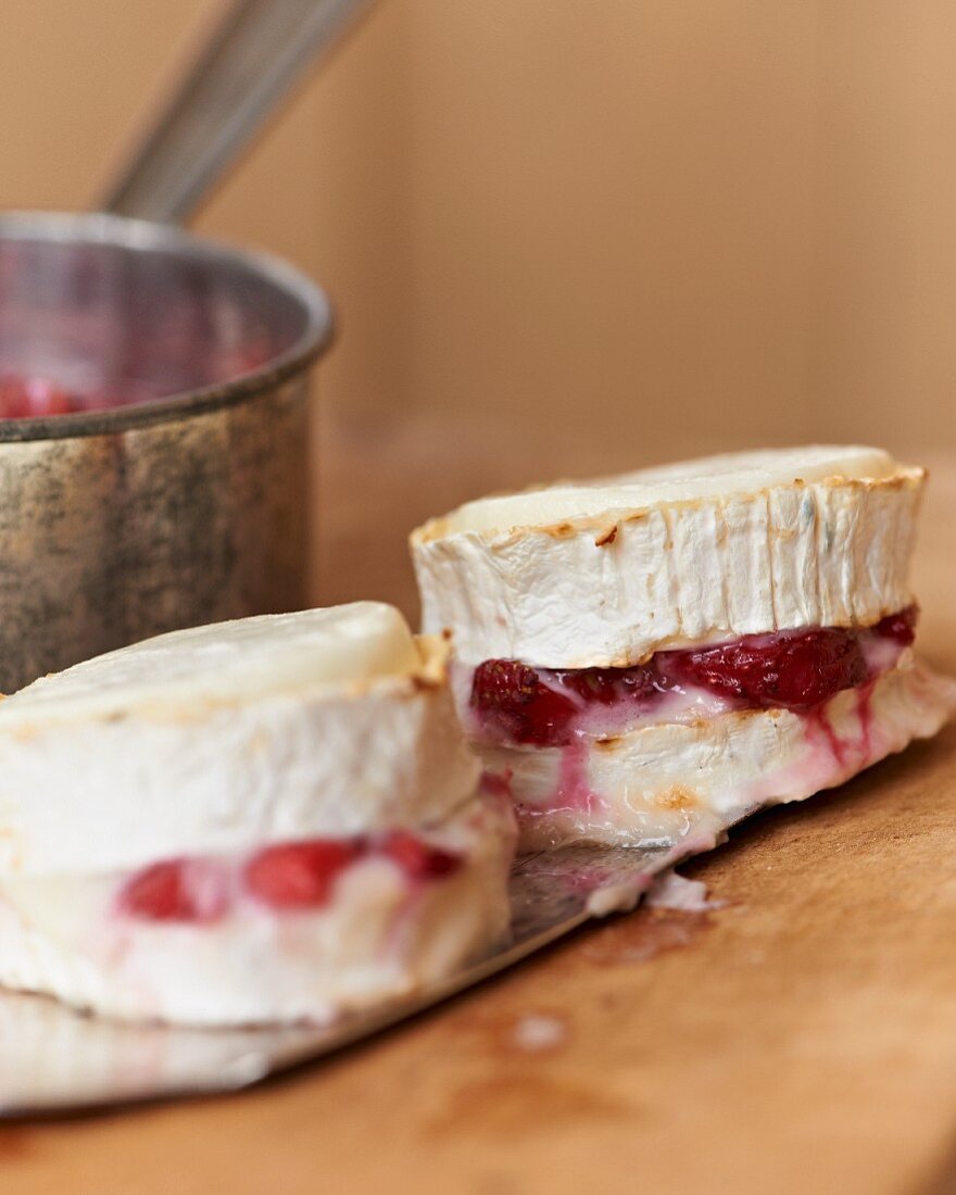 Ziegenkäse, gefüllt mit Erdbeermarmelade