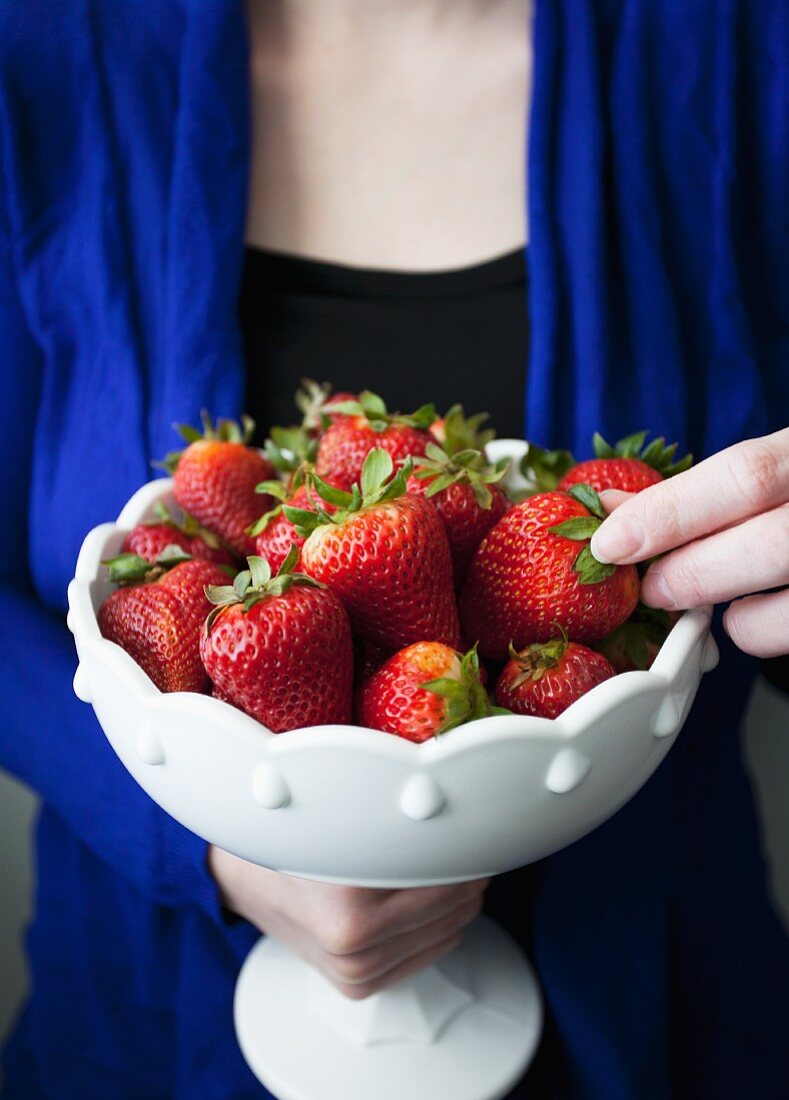 Frische Erdbeeren in einer Porzellanschale