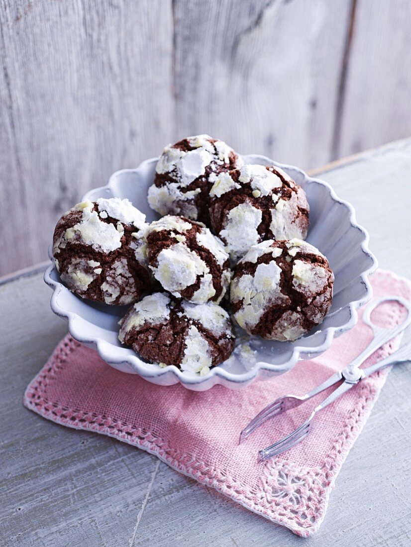 Chocolate biscuits dusted with icing sugar