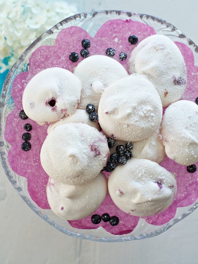 Blueberry meringues with icing sugar