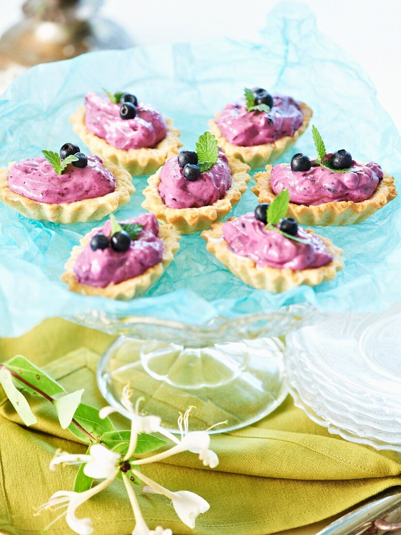 Mürbteigschiffchen mit Mascarpone-Blaubeer-Creme