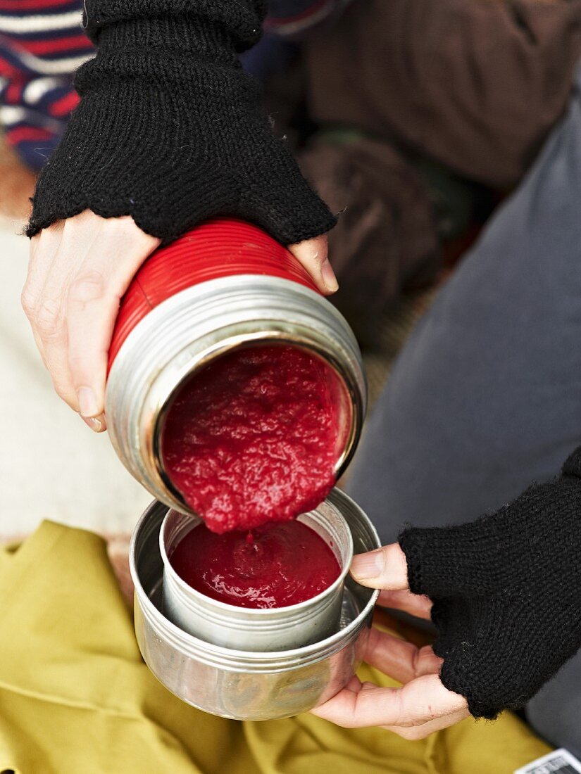 Rote-Bete-Suppe in der Thermoskanne zum Herbstpicknick