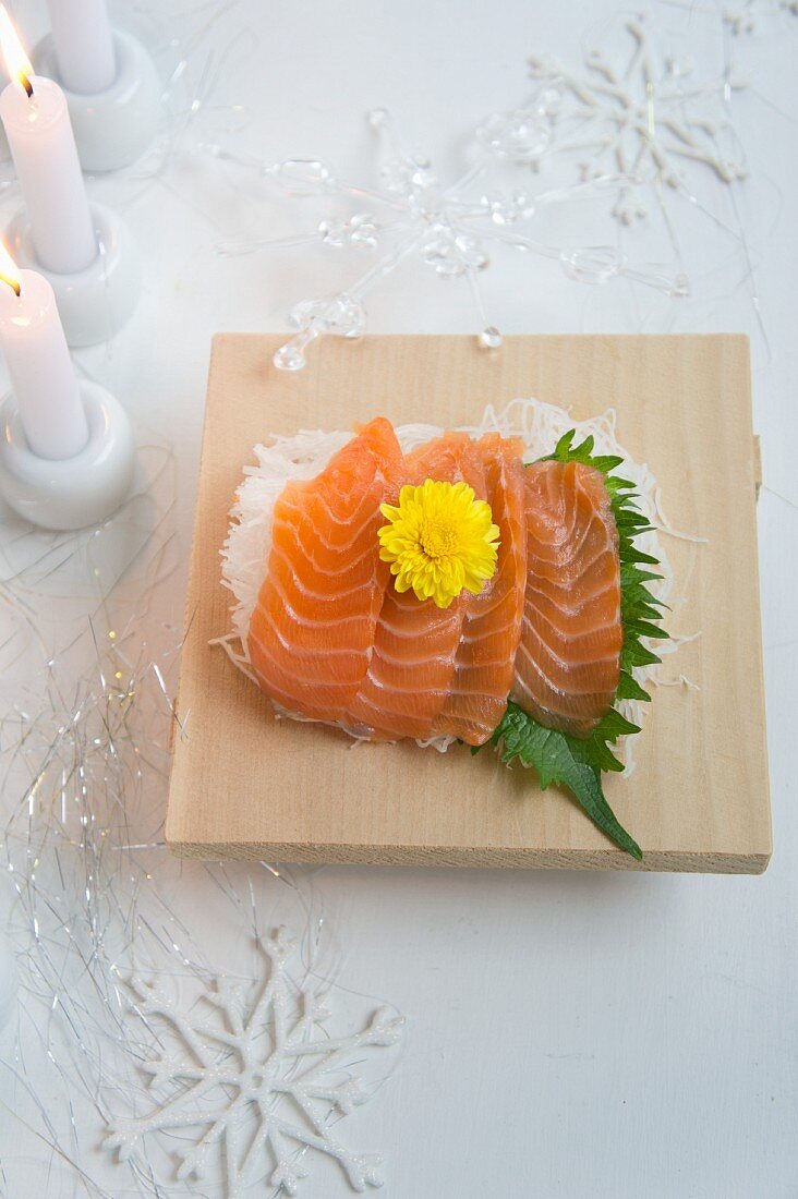 Salmon sashimi with shiso and a chrysanthemum flower (Christmas)