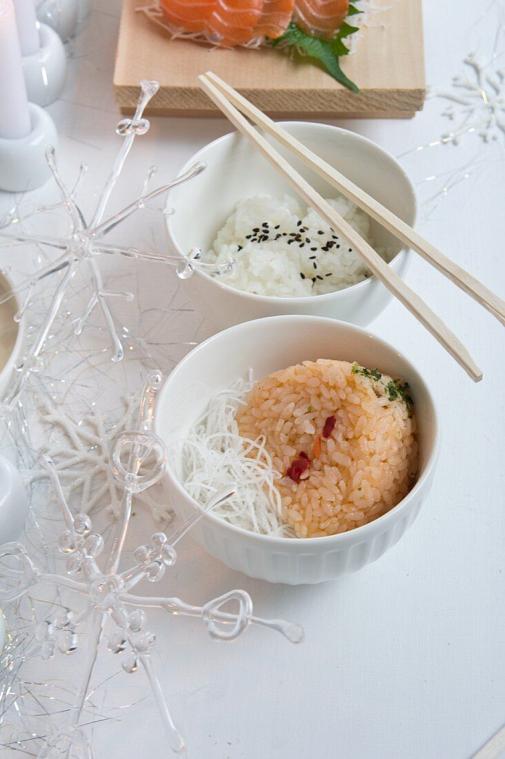Reisbällchen (Onigiri) gefüllt mit Lachs und Paprika (weihnachtlich)