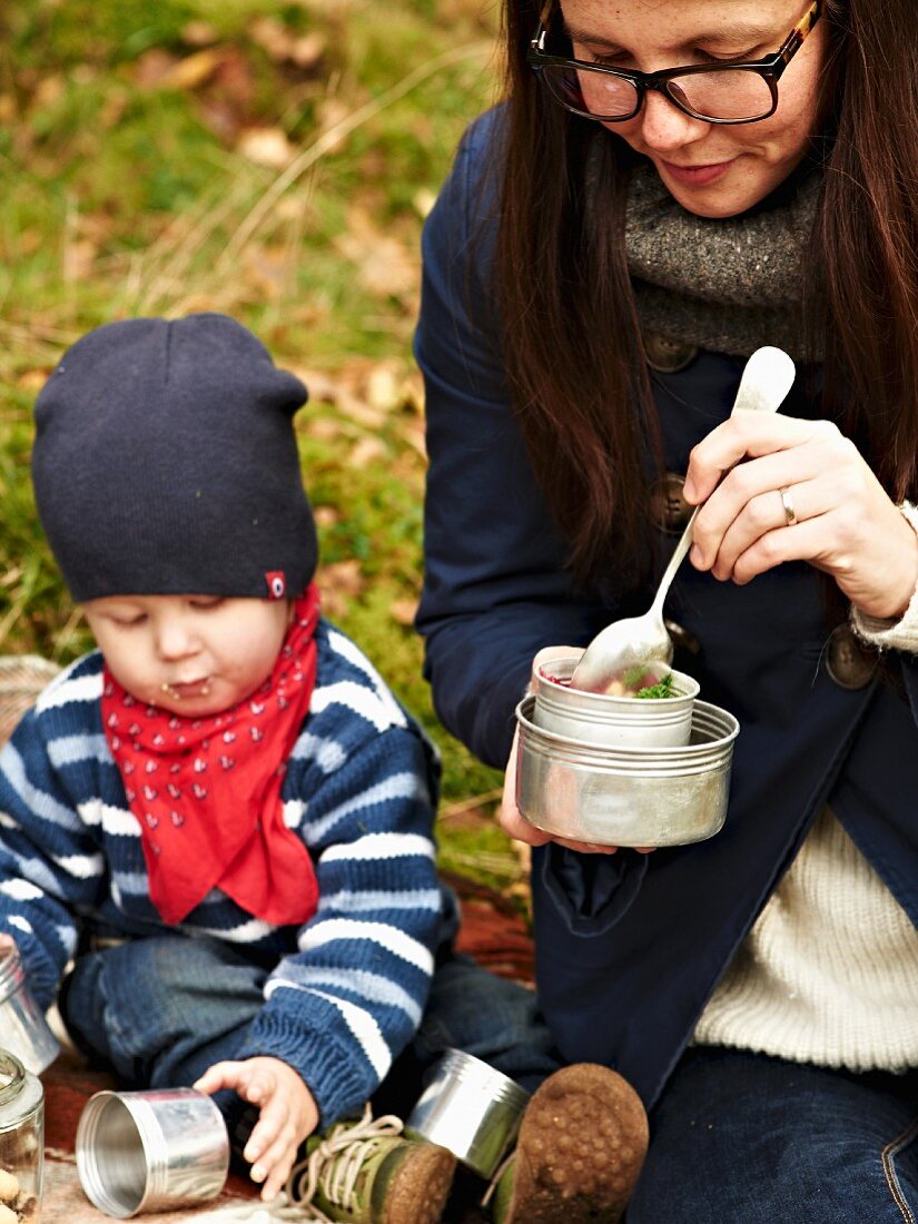 Frau und Kind essen Rote-Bete-Suppe beim Herbstpicknick