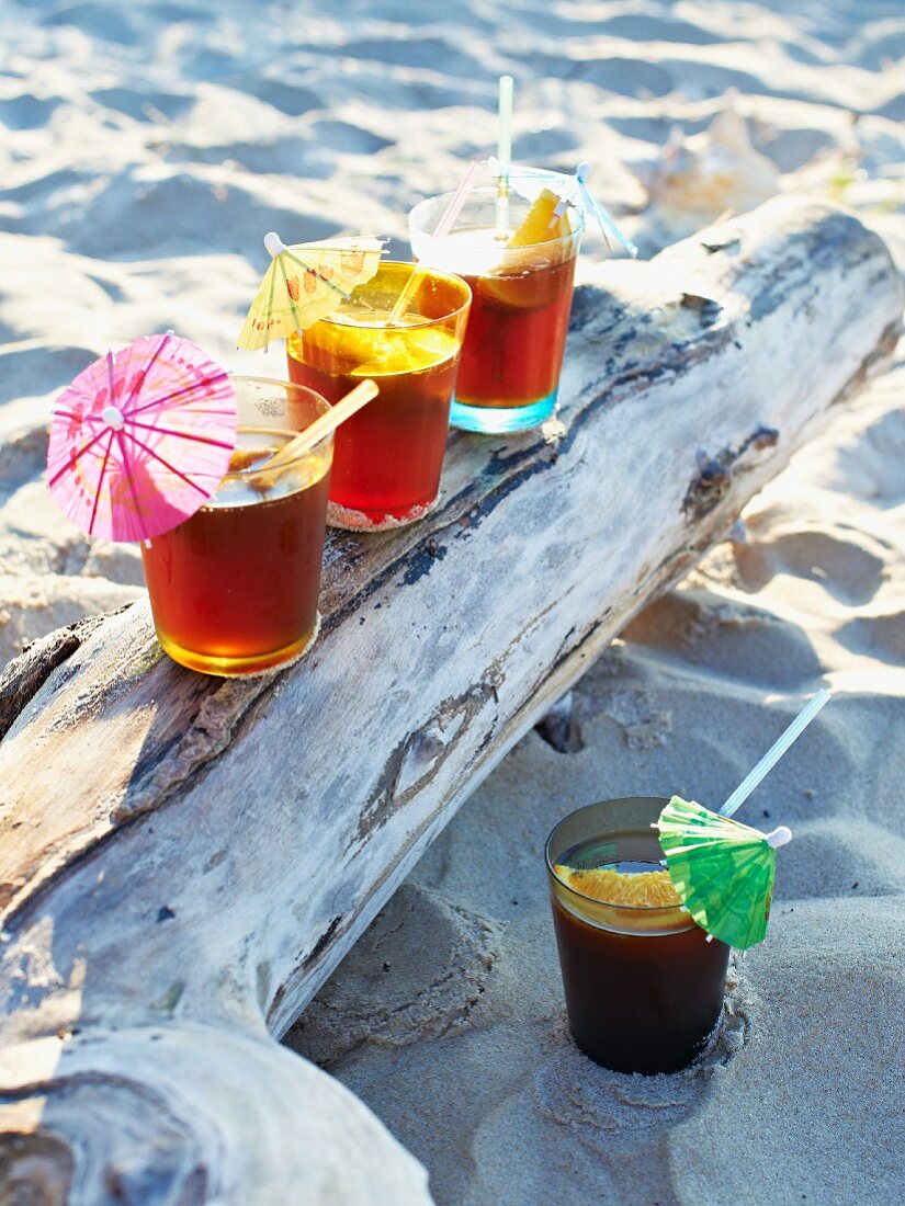 Karibischer Drink mit Coca Cola & Contreau fürs karibische Picknick