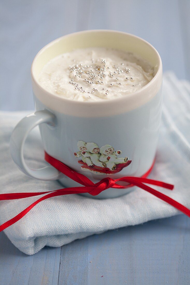 Heiße Schokolade mit Zuckerperlen zu Weihnachten