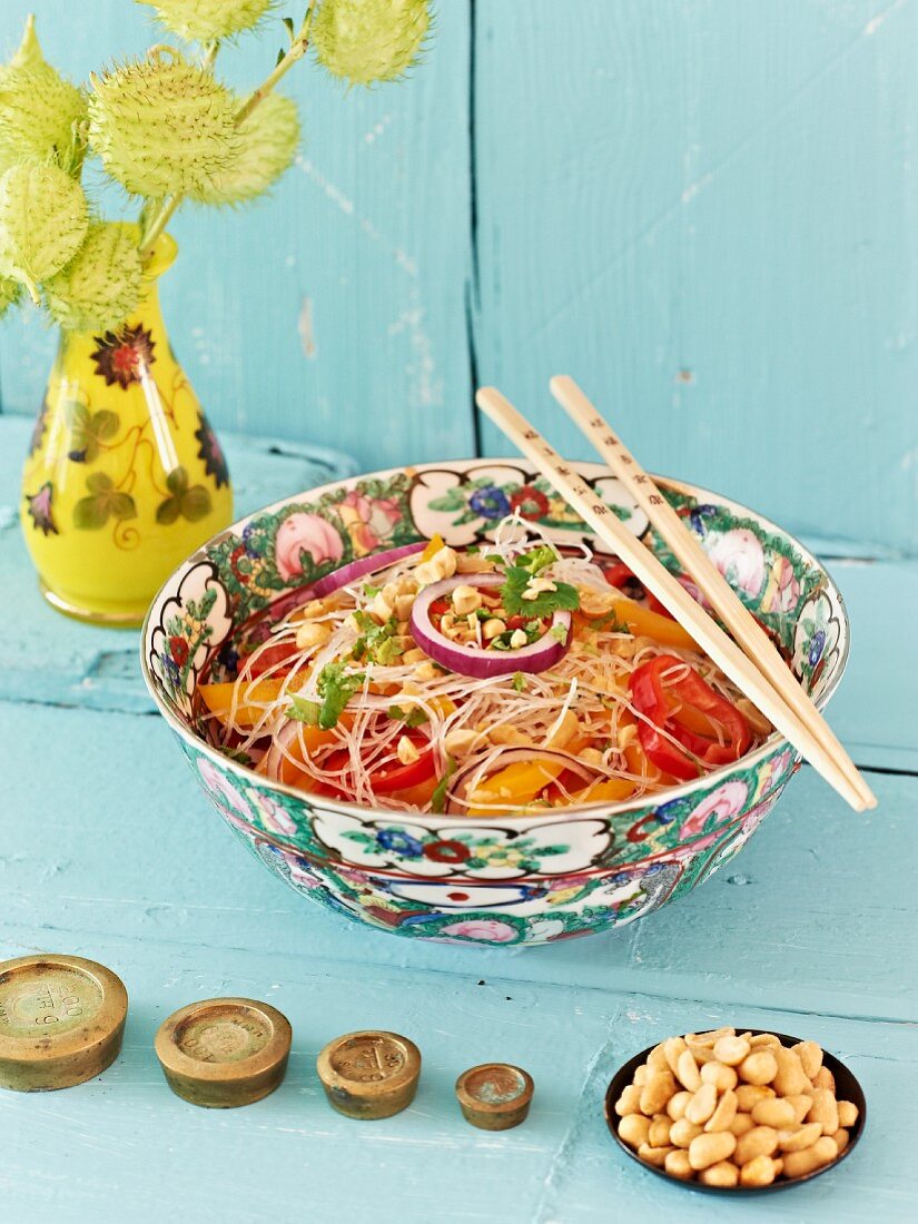 Glasnudelsalat mit Mango und Erdnüssen (Asien)