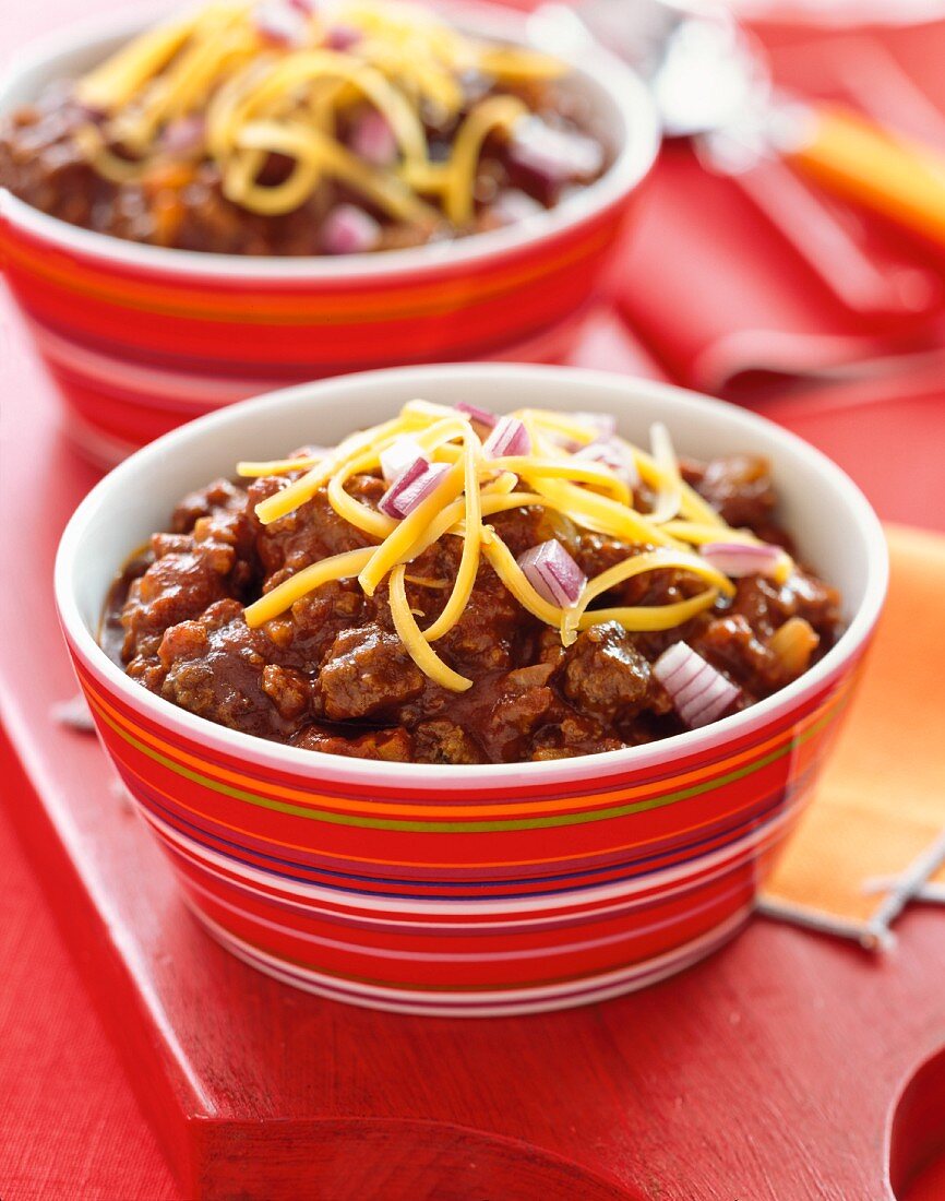 Beef chilli with cheese and onions