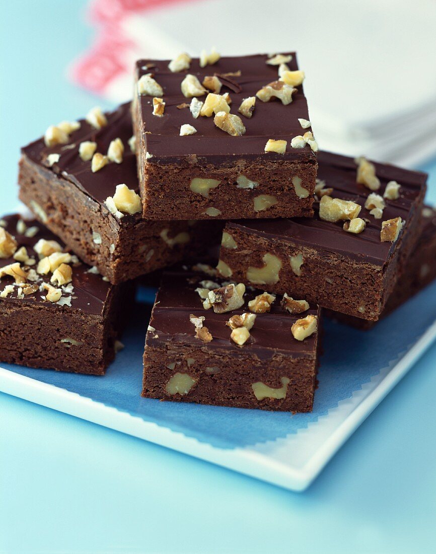 Schokoladen-Nuss-Brownies auf Kuchenplatte