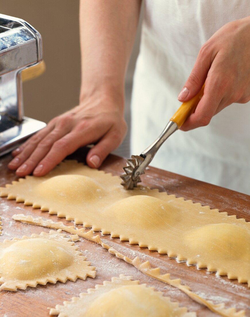 Ravioli mit Teigrädchen schneiden