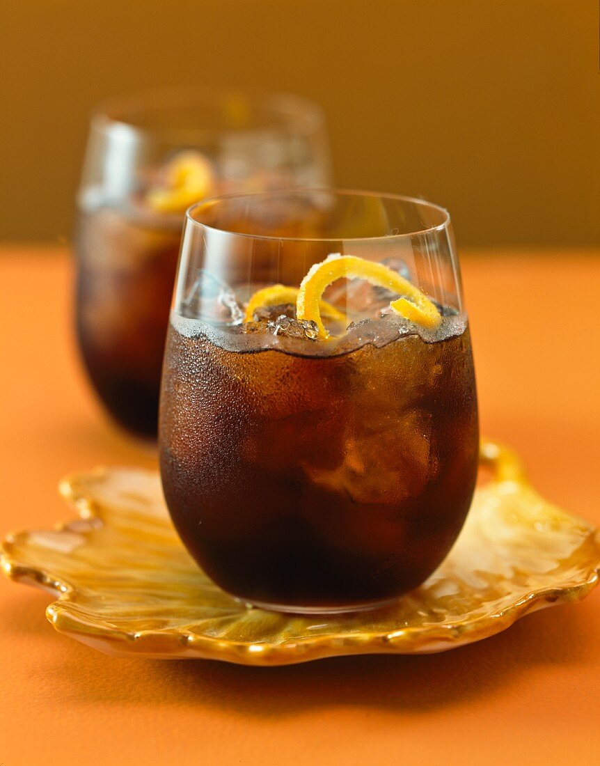 Cola mit Rum und Orangenzesten