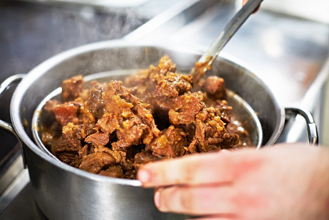 Rindfleisch im Topf zubereiten