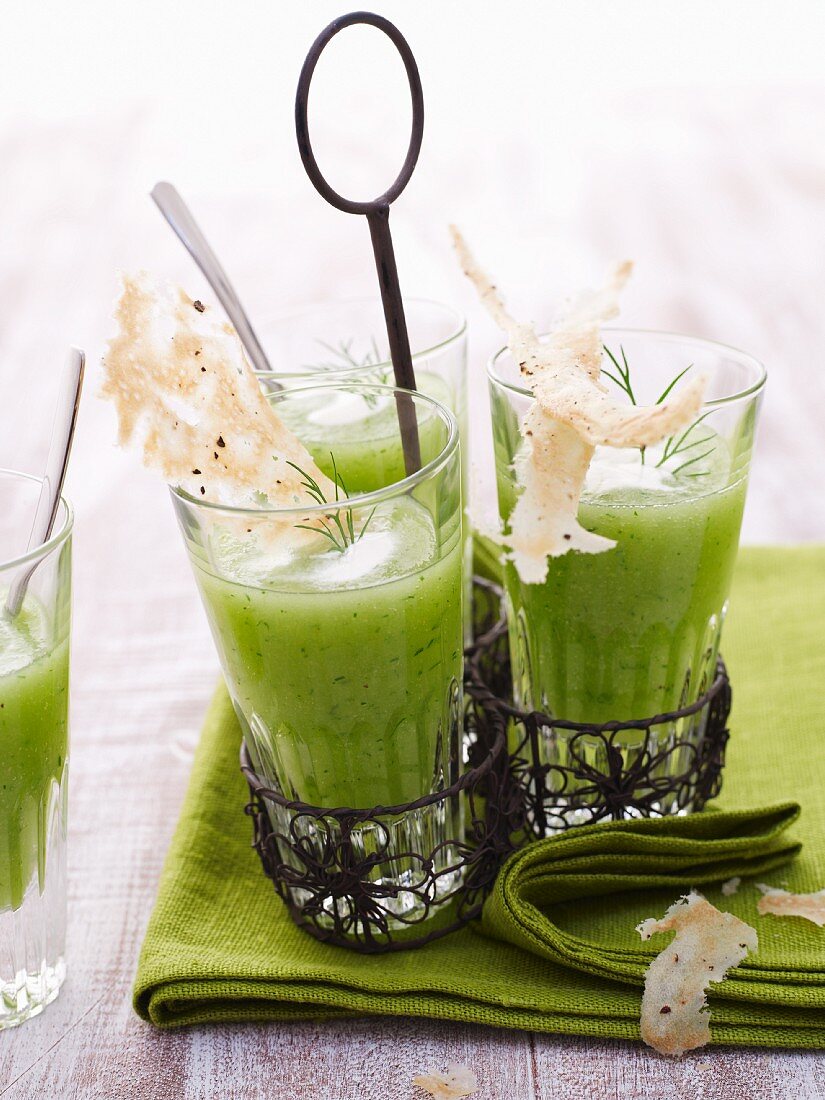 Kalte Gurkensuppe mit Dill & Wasserbiskuit