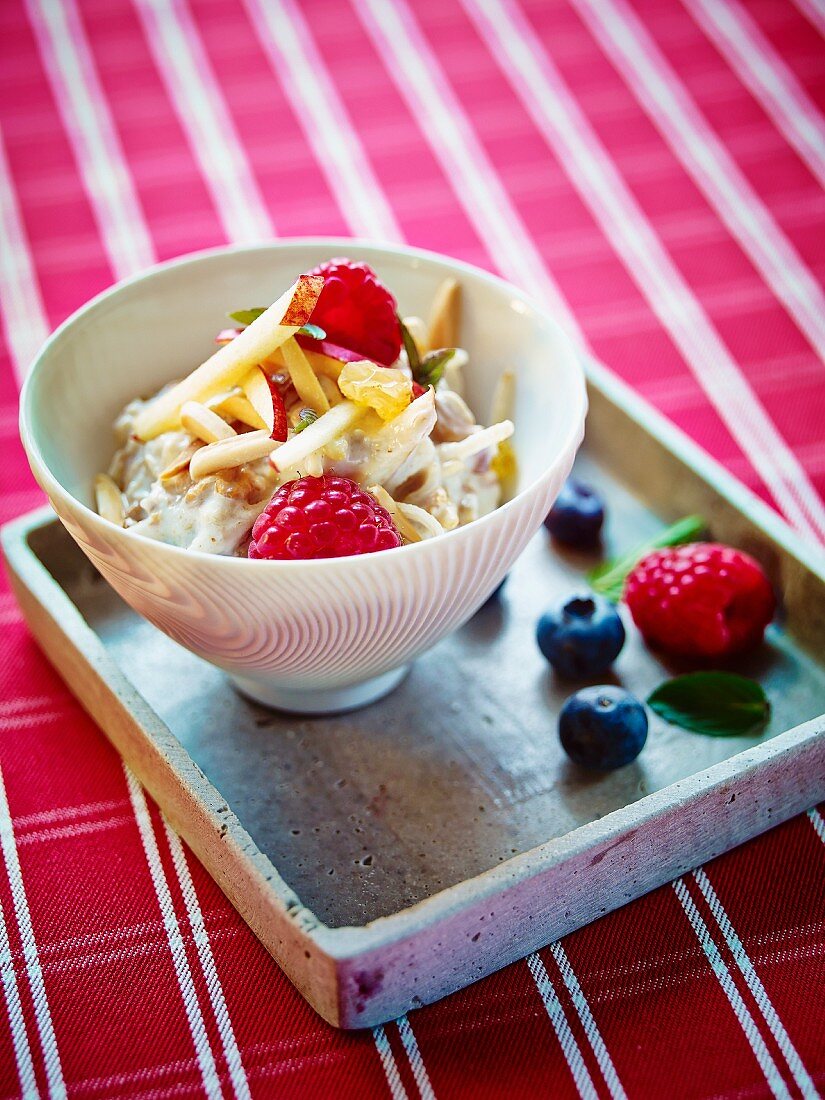 Birchermüsli mit frischen Beeren und Apfel