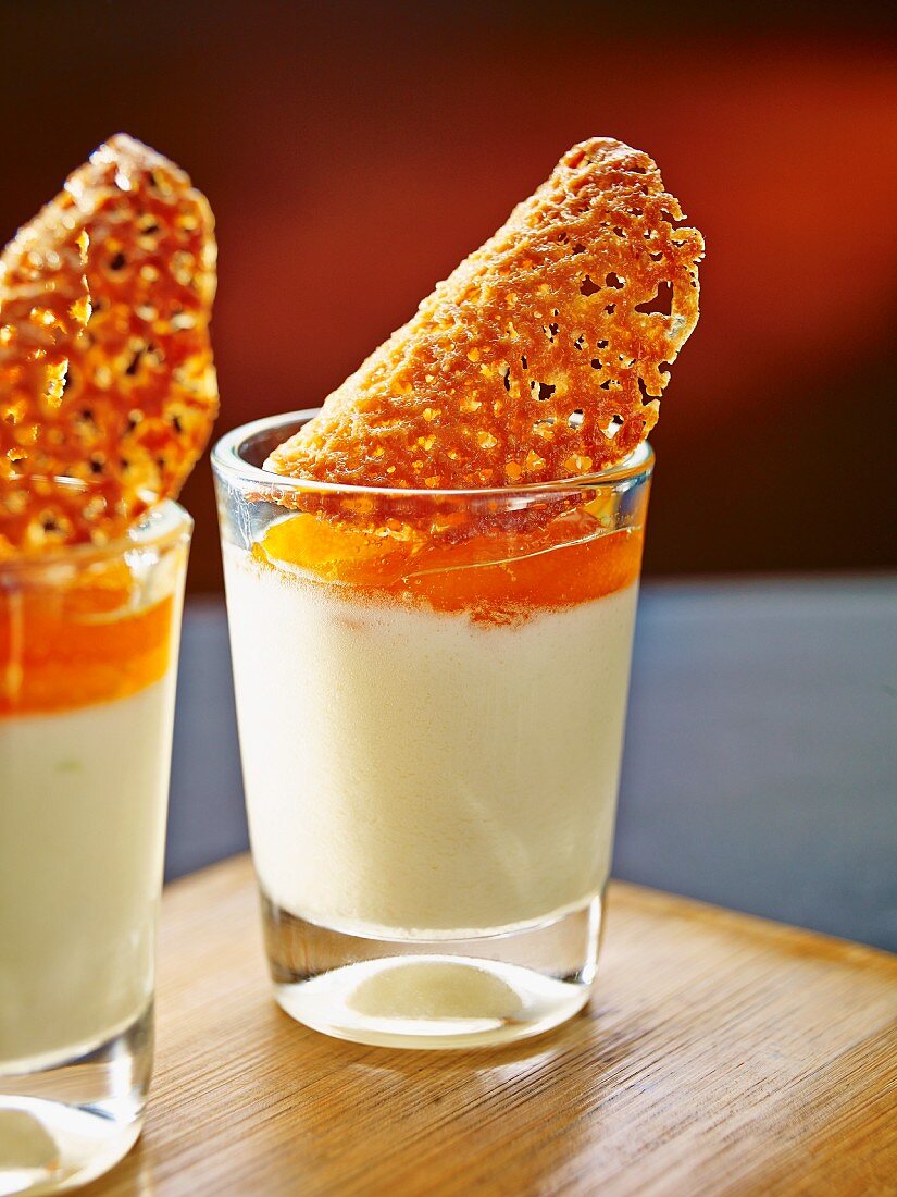 Sahne-Joghurt-Creme mit Aprikosen und Karamell-Hippen