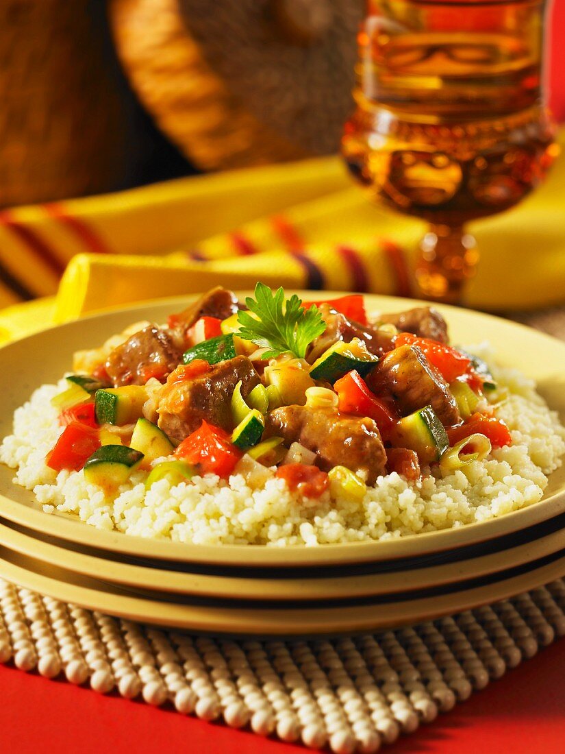 Rindfleisch-Gemüse-Pfanne auf Reis
