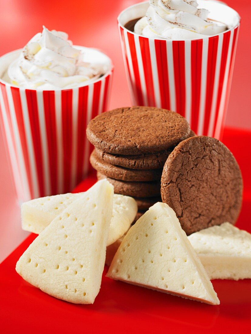 Shortbread und Schokokekse mit Kaffee