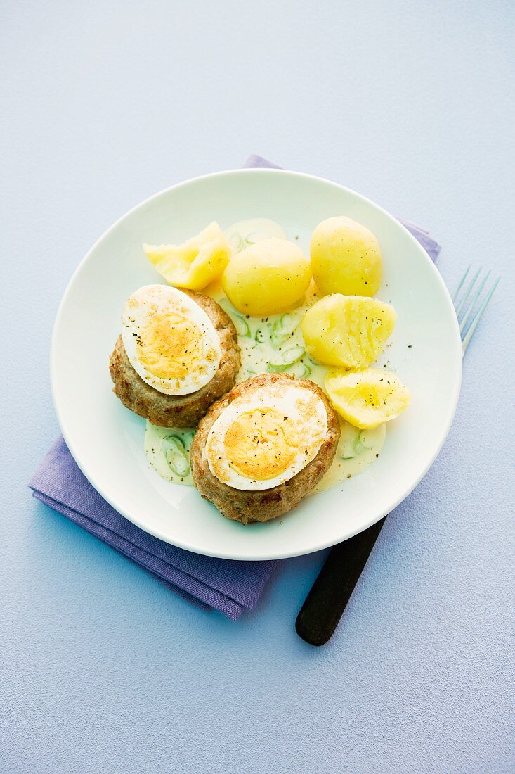 Schwalbennester (Frikadellen mit Spiegelei und Pellkartoffeln)