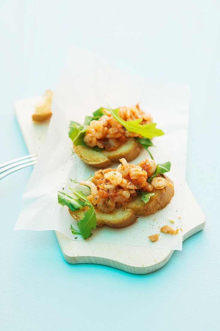 Bruschetta with shrimps and rocket