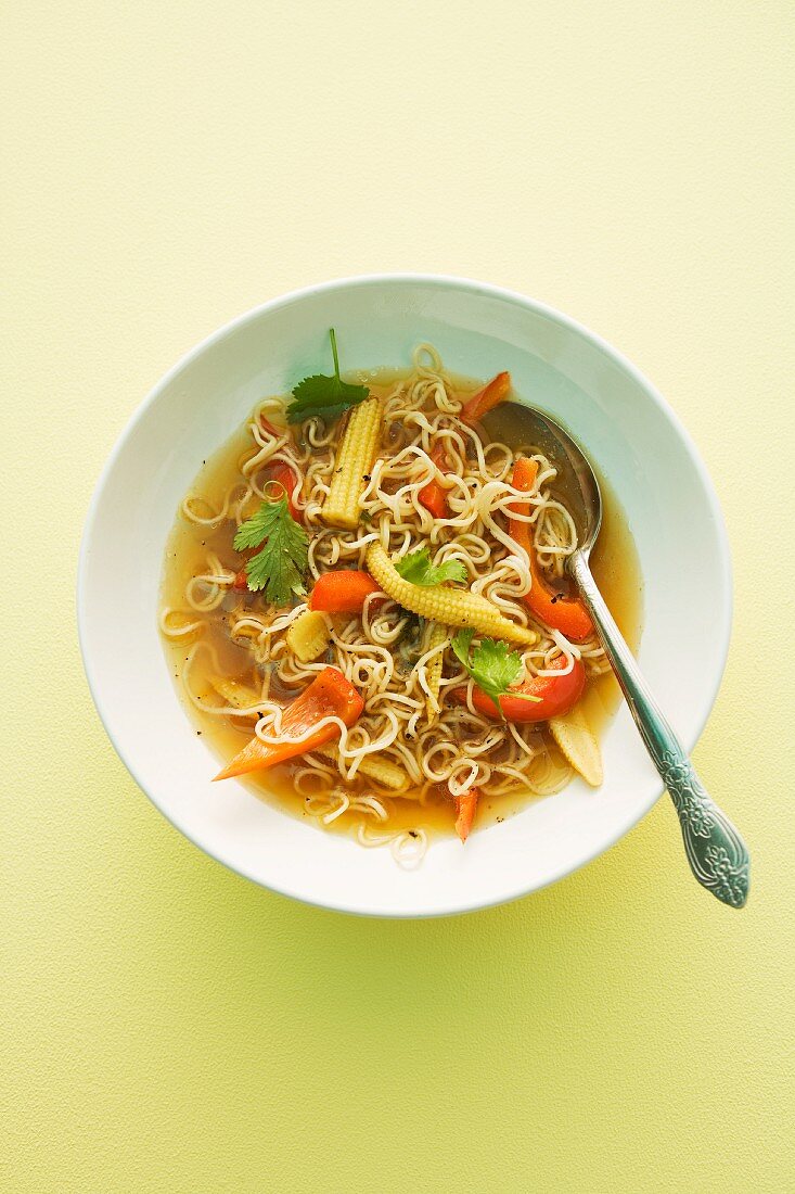 Nudelsuppe mit Paprikaschoten und Maiskölbchen (Asien)