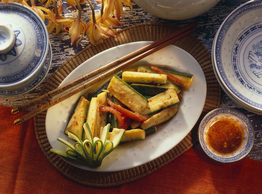 Marinierte Zucchini in länglichen Stücken & Tomaten