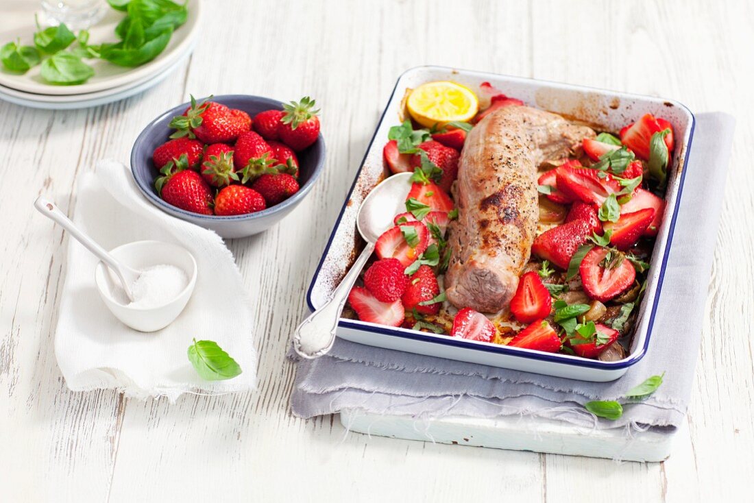 Gebackenes Schweinefilet mit Erdbeeren, Basilikum und Balsamico