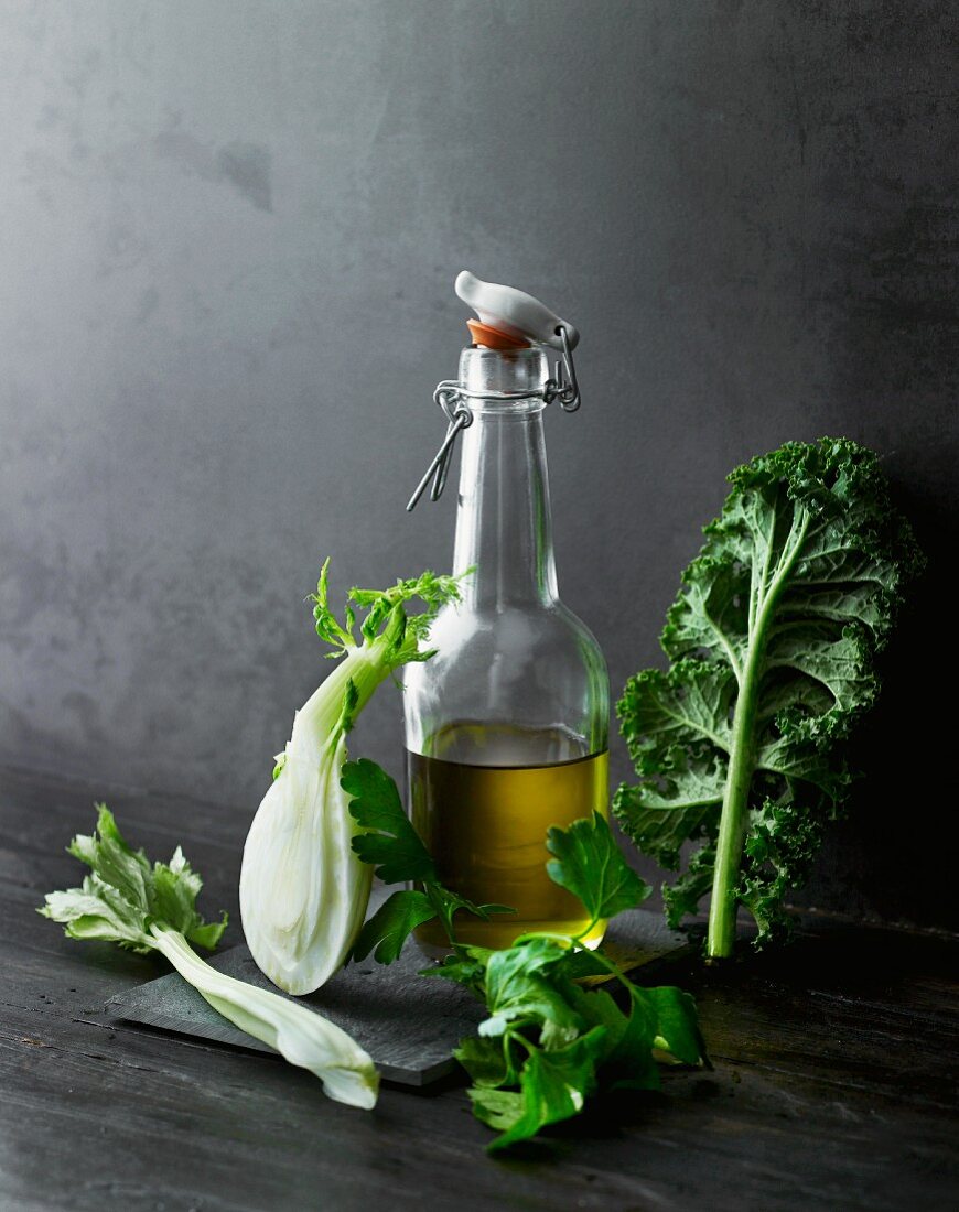 Stillleben mit Olivenöl, Gemüse und Kräutern