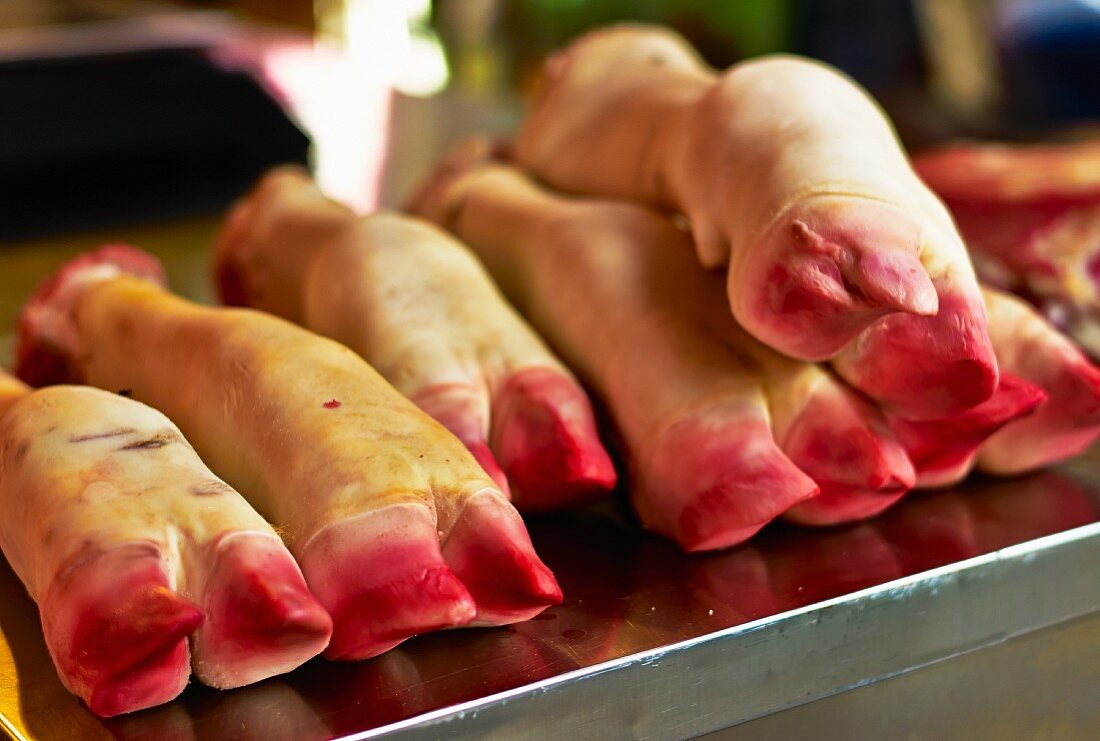 Schweinefüsse auf dem Markt (Italien)