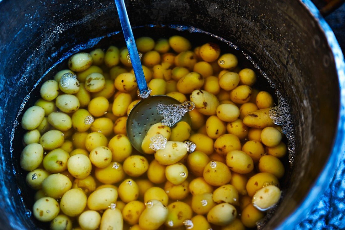 Kartoffeln im Topf mit Wasser (Süditalien)