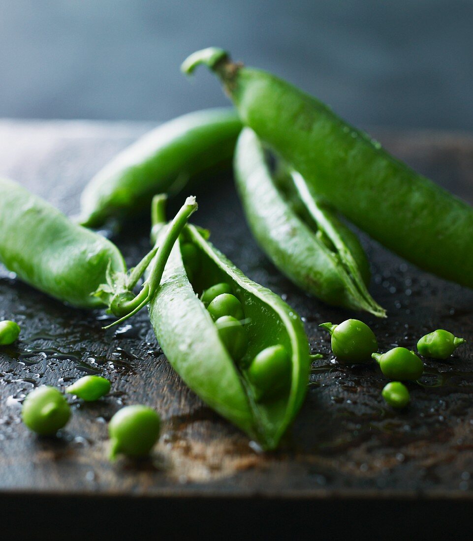 Fresh peas and pea pods