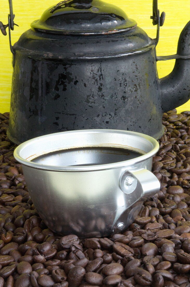 Alte Kaffeekanne und Aluminiumtasse mit Kaffee