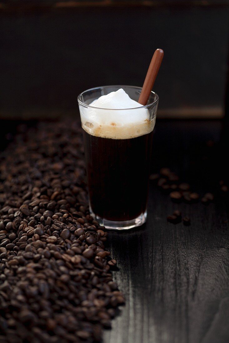 Irish Coffee und Kaffeebohnen