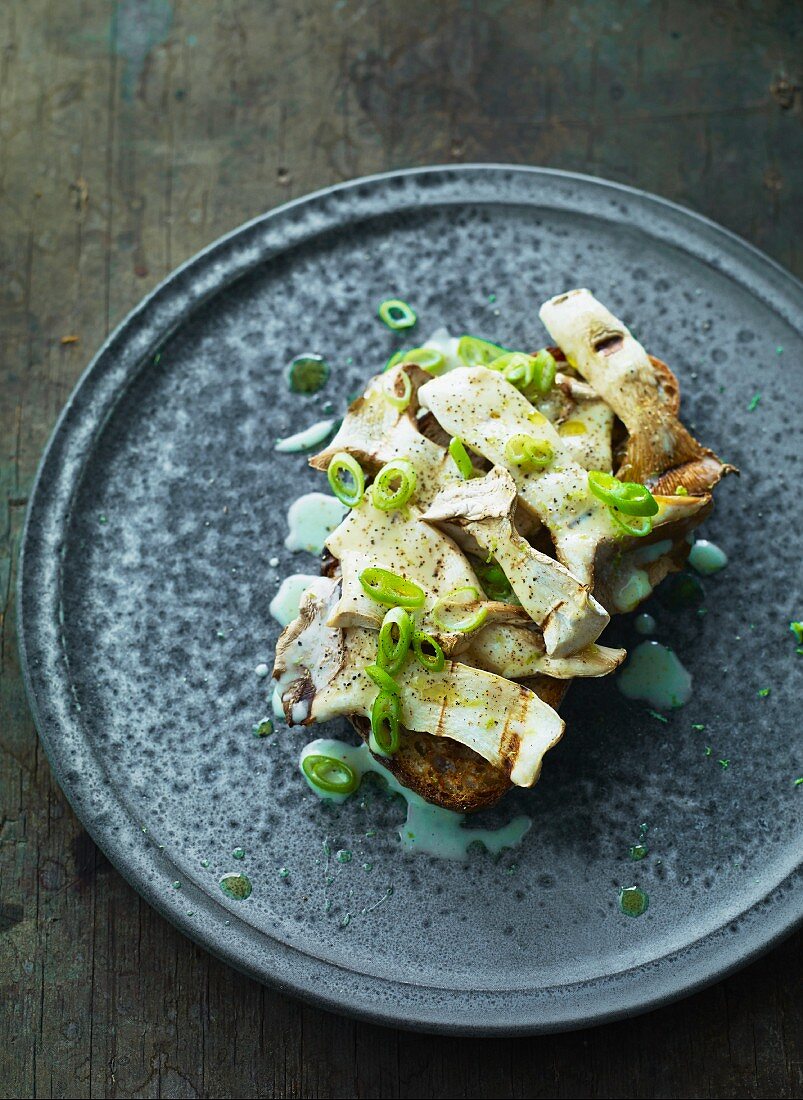 Gebratene Steinpilze mit Frühlingszwiebeln auf Röstbrot