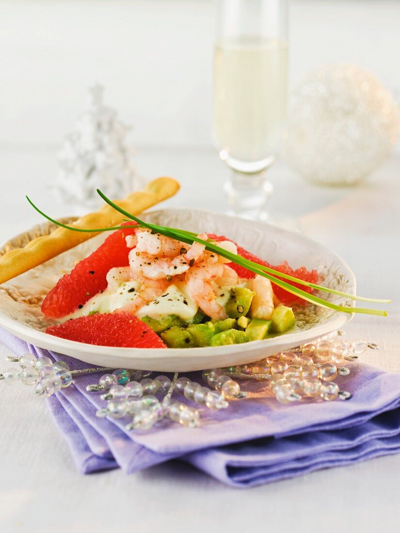 Avocado tartar with prawns and grapefruit (Christmas)