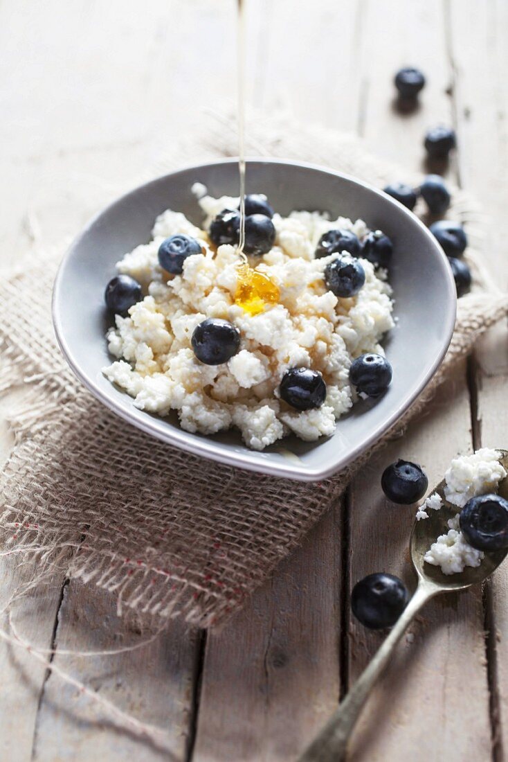 Ricotta cheese with blueberries and honey
