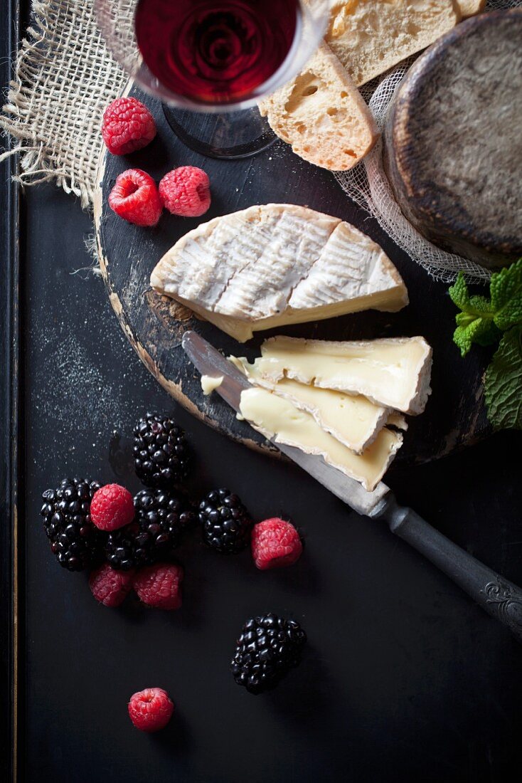 Camembert mit frischen Beeren, Brot & Wein