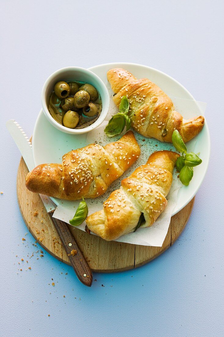 Gefüllte Croissants mit grünen Oliven