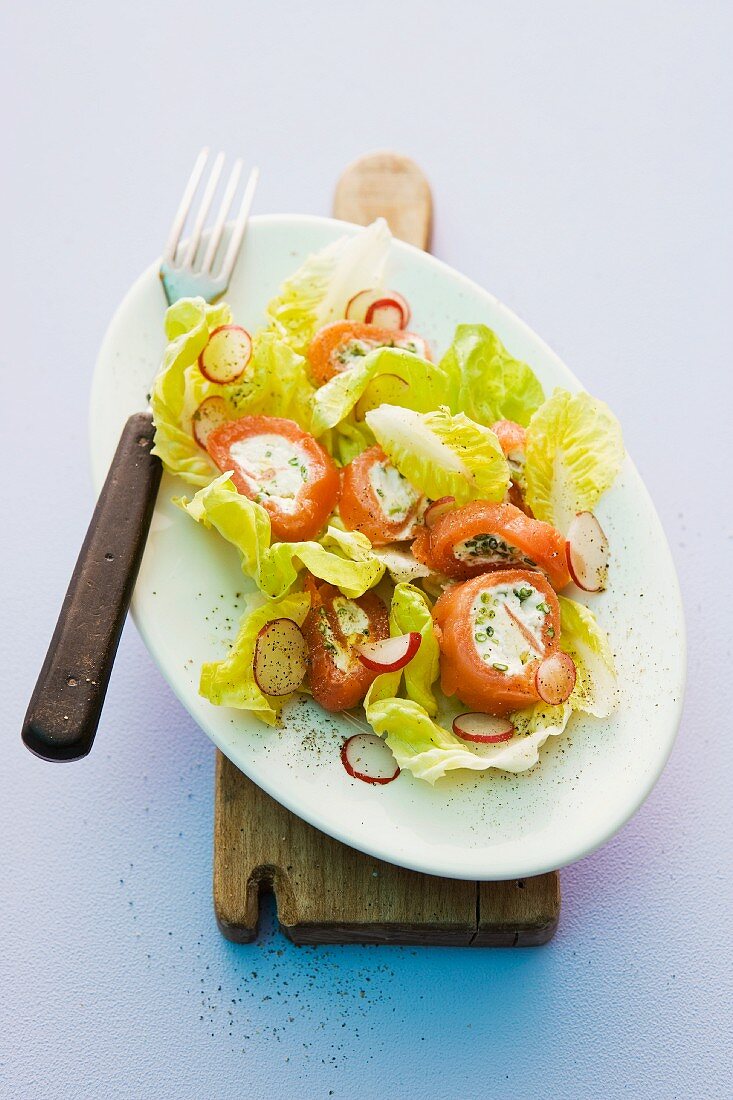 Salmon rolls filled with cream cheese