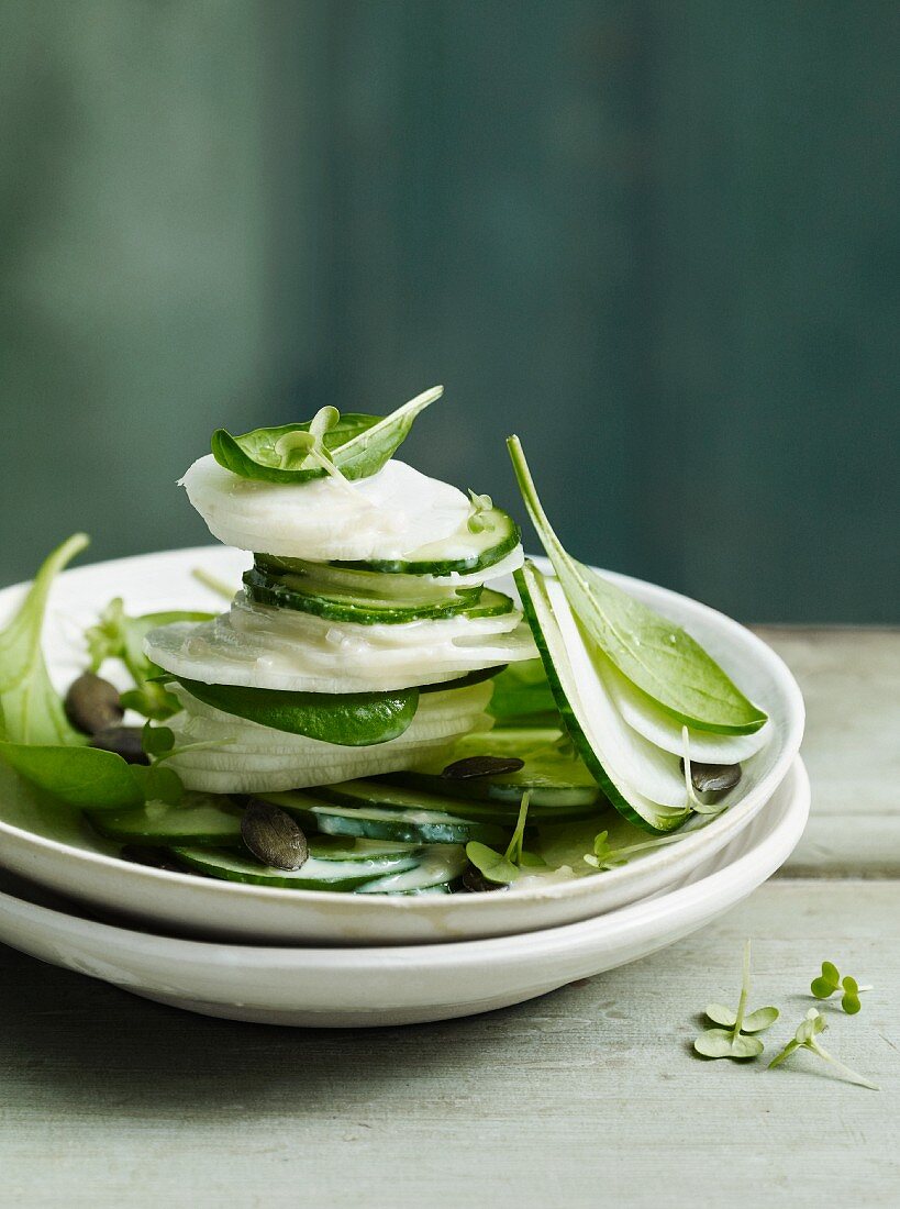 Rettichsalat mit Spinat & Kürbiskernen