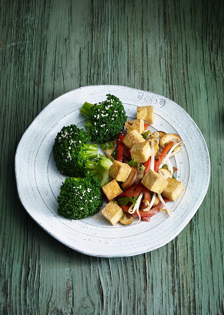 Fried tofu with sesame seeds and broccoli