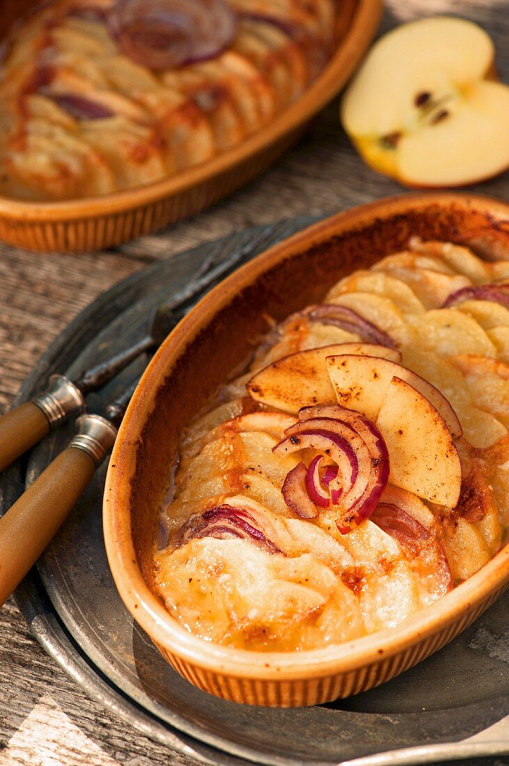 Kartoffelgratin mit Äpfeln und roten Zwiebeln