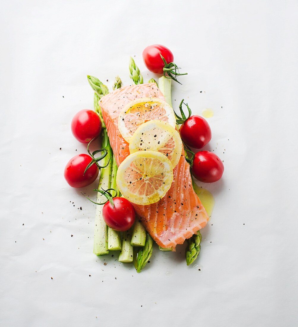 Salmon fillet with lemons, asparagus and cherry tomatoes