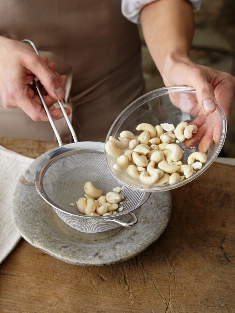 Cashewkerne aus Einweichwasser nehmen