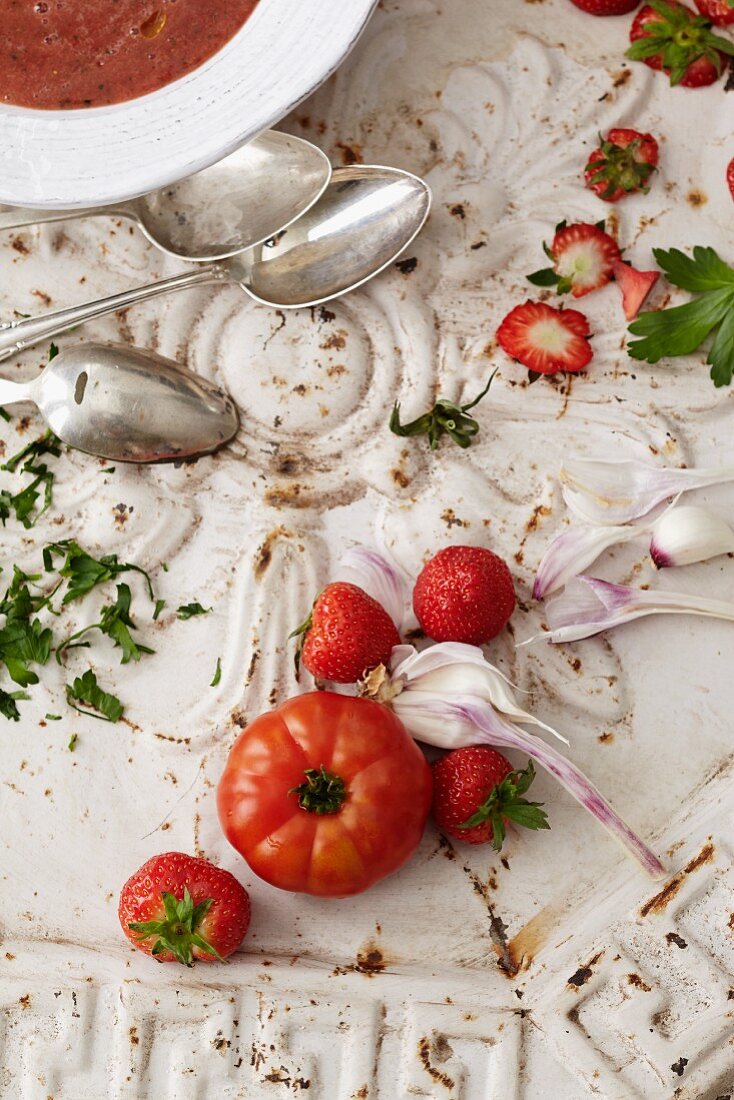 Stillleben mit Tomaten, Knoblauch und Erdbeeren