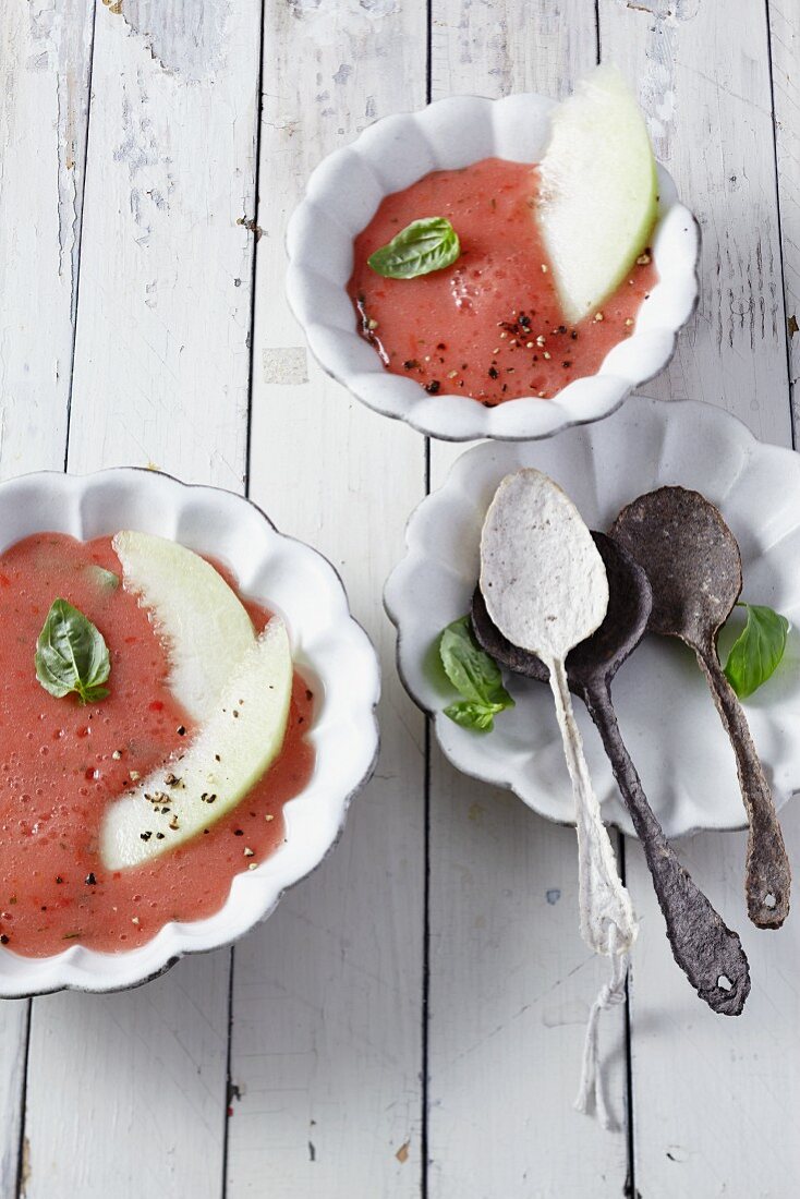 Gazpacho mit Melone und Basilikum