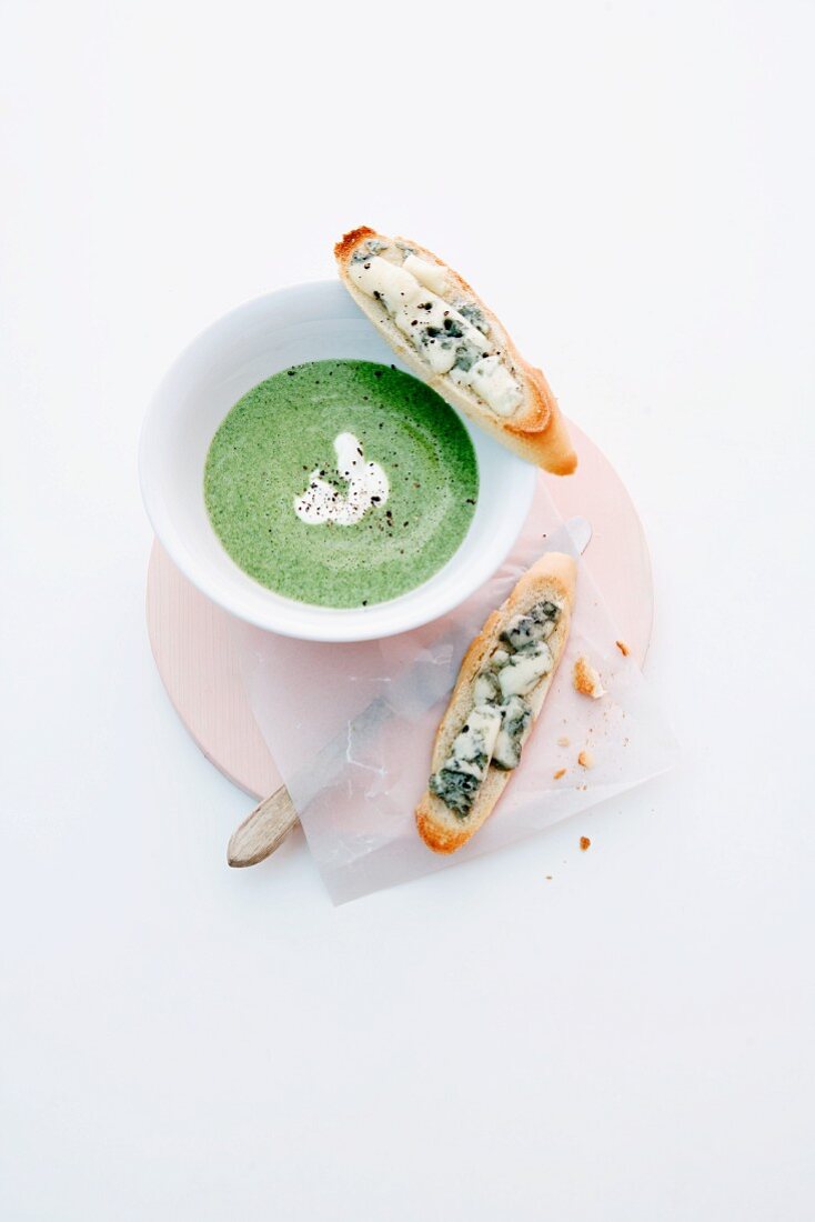 Spinatcremesuppe mit Gorgonzola-Crostini