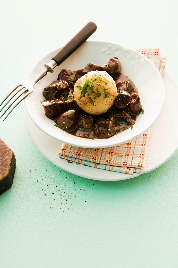 Hirschragout mit Semmelknödel