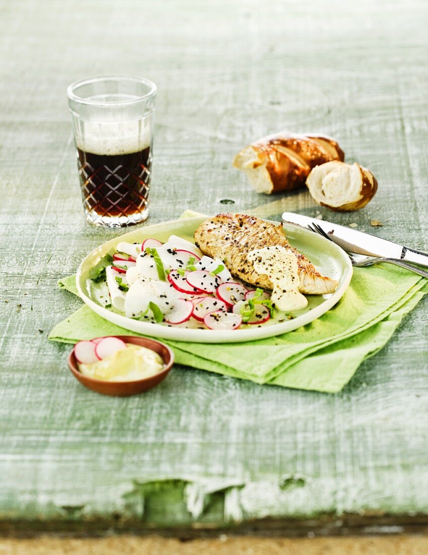 Putensteaks in Biermarinade mit Radieschensalat