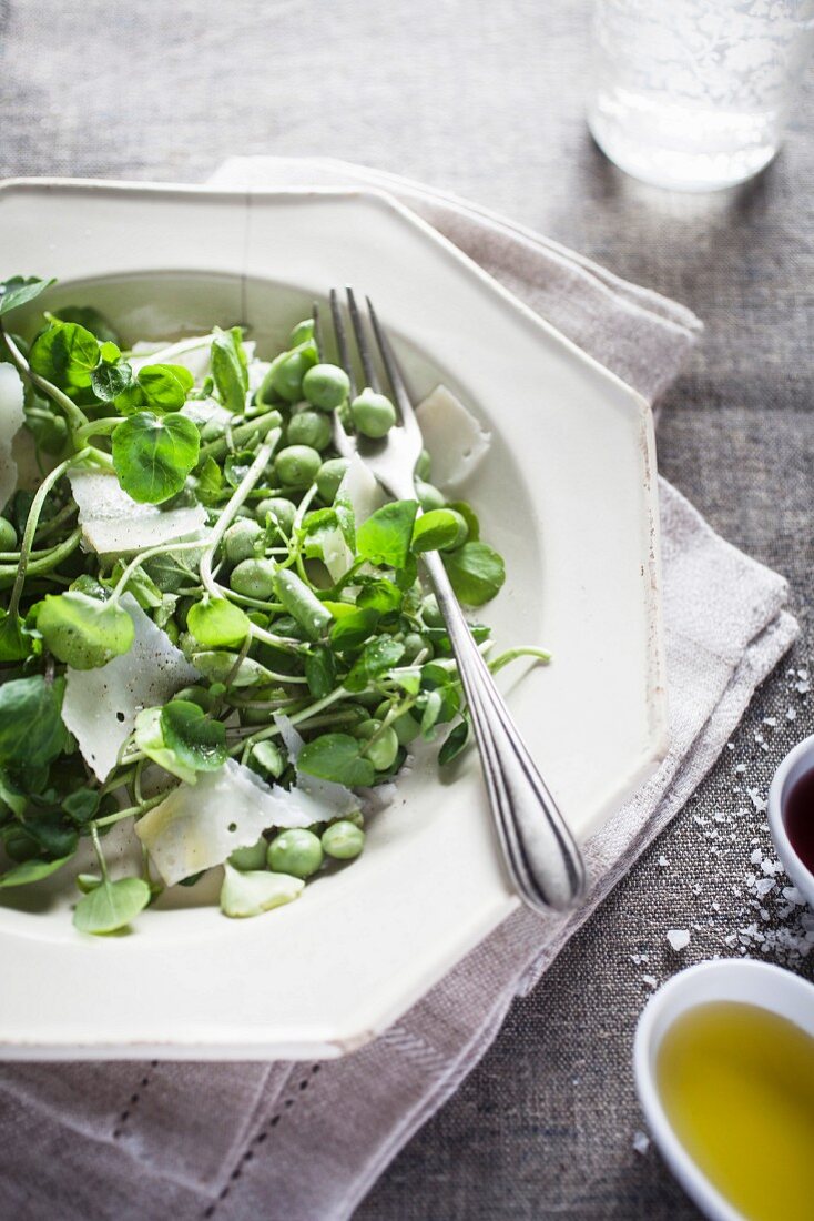 Watercress salad with peas and Parmesan